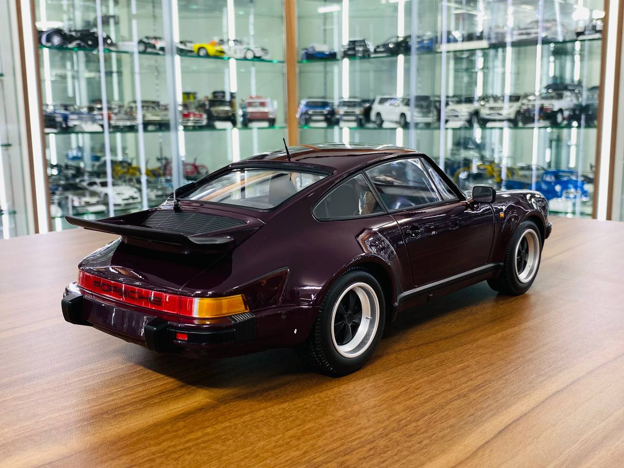 1/12 Diecast MINICHAMPS Porsche 911 Turbo - 1977  Brown
