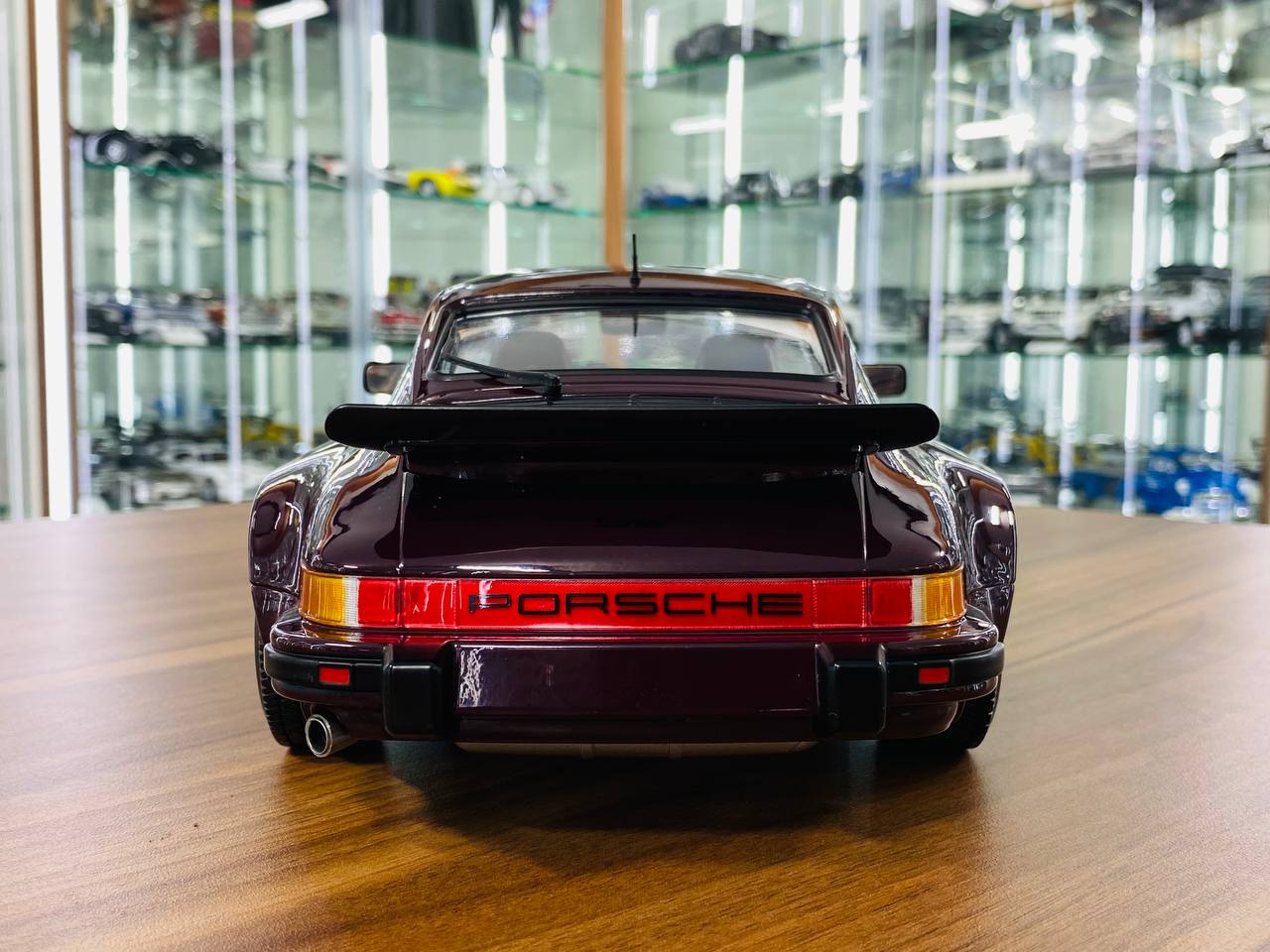 1/12 Diecast MINICHAMPS Porsche 911 Turbo - 1977  Brown