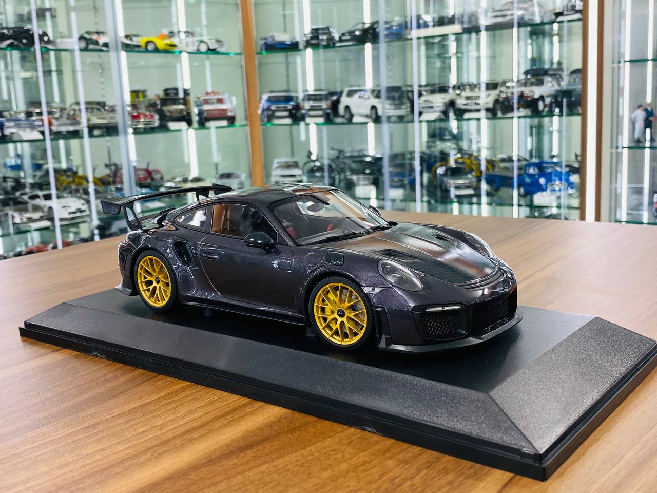 1/18 Diecast  MINICHAMPS Porsche 911 GT2 RS (911.2) 2018 weissach package purple metallic