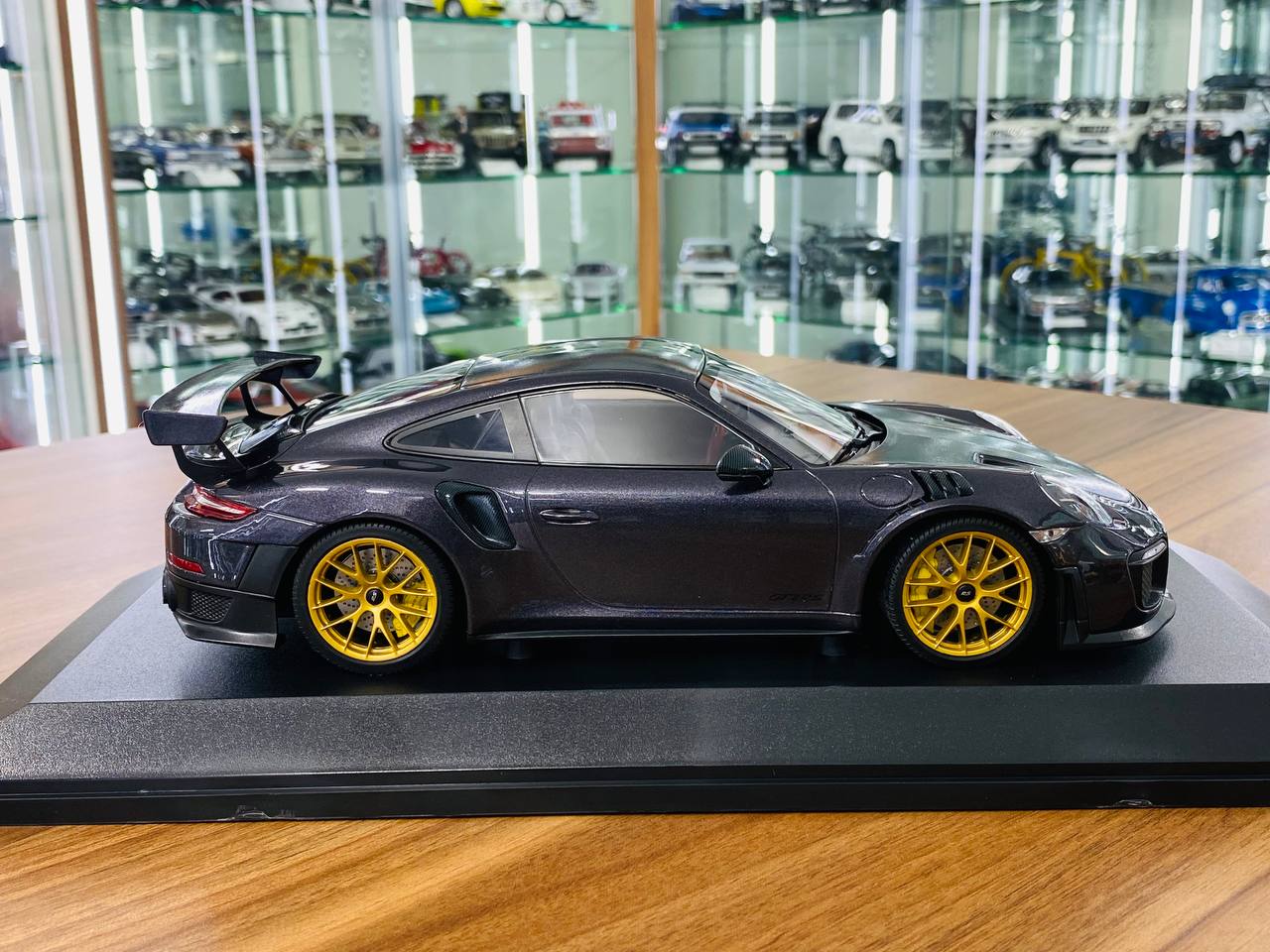 1/18 Diecast  MINICHAMPS Porsche 911 GT2 RS (911.2) 2018 weissach package purple metallic