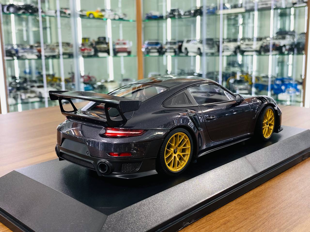 1/18 Diecast  MINICHAMPS Porsche 911 GT2 RS (911.2) 2018 weissach package purple metallic