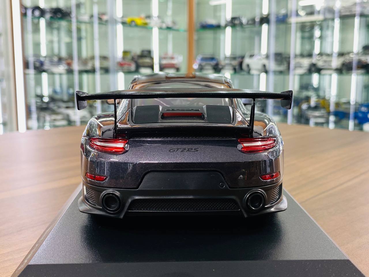 1/18 Diecast  MINICHAMPS Porsche 911 GT2 RS (911.2) 2018 weissach package purple metallic