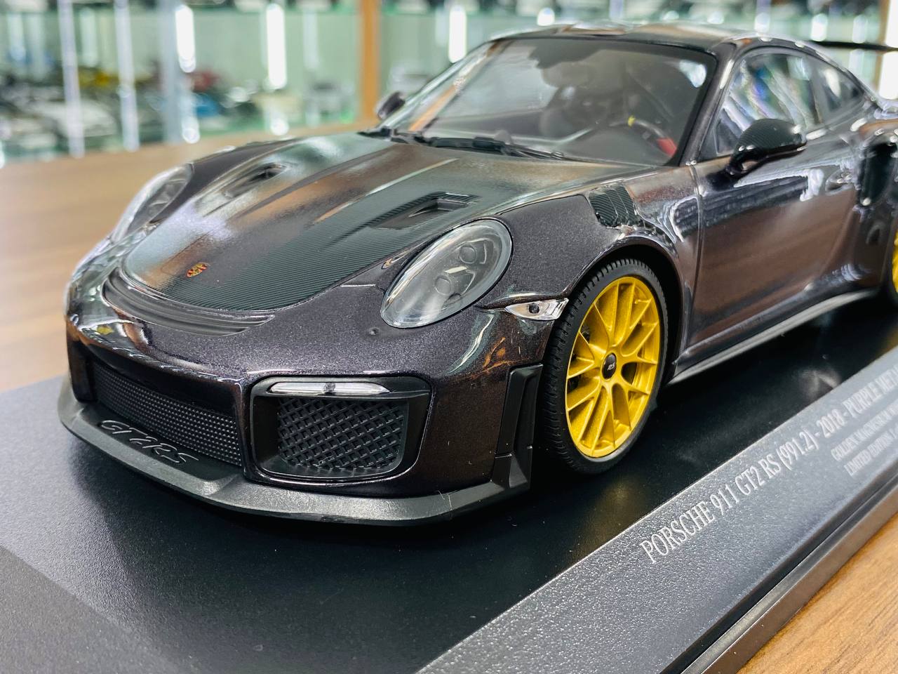 1/18 Diecast  MINICHAMPS Porsche 911 GT2 RS (911.2) 2018 weissach package purple metallic