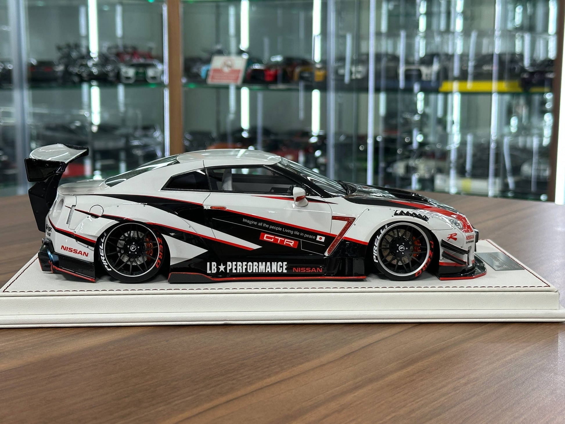 1/18 Resin Onemodel Nissan GT-R R35 LB Performance 2017 – White/Red (Limited to 50 pcs)