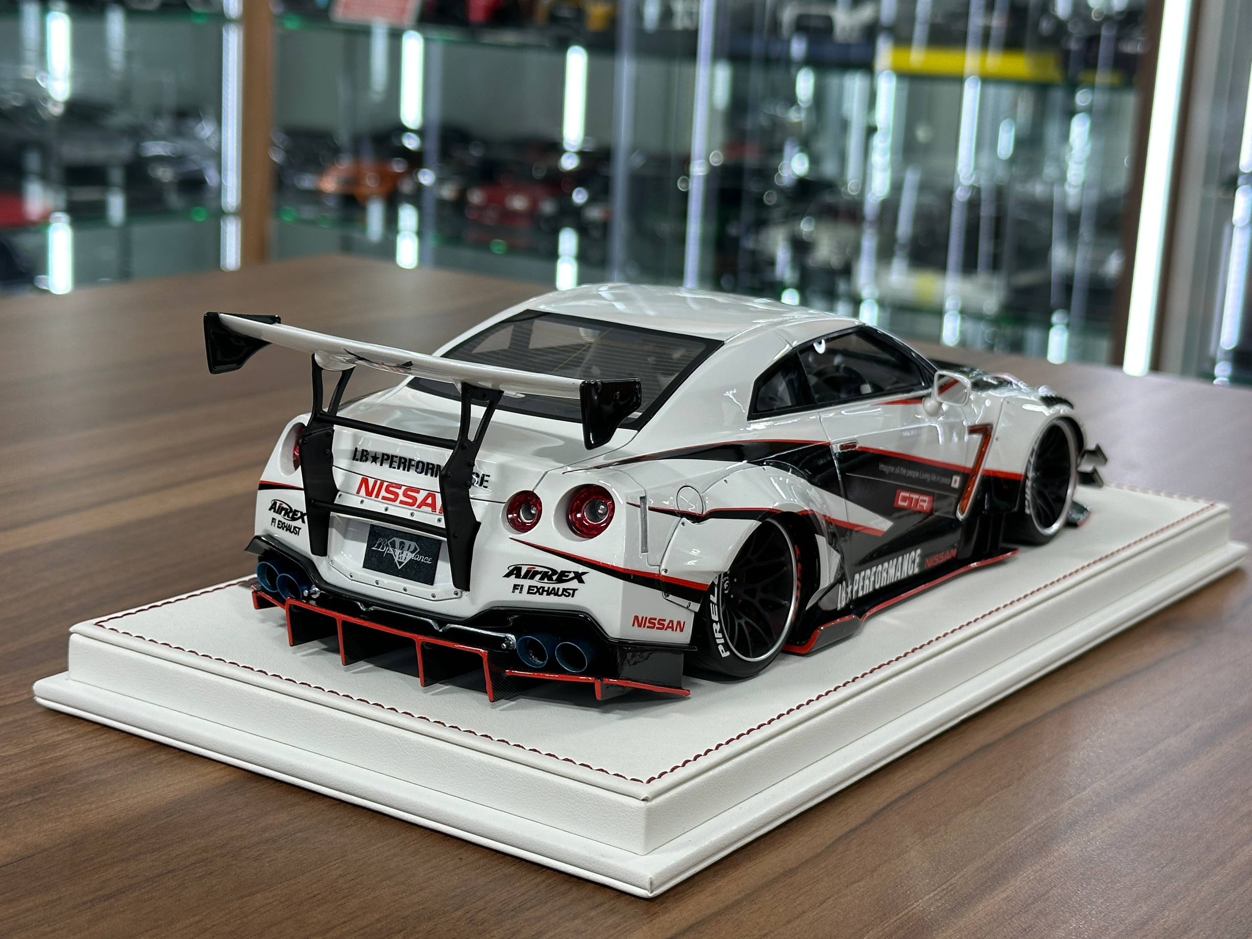 1/18 Nissan GT-R R35 LB Performance 2017 White/Red Onemodel Ltd.50