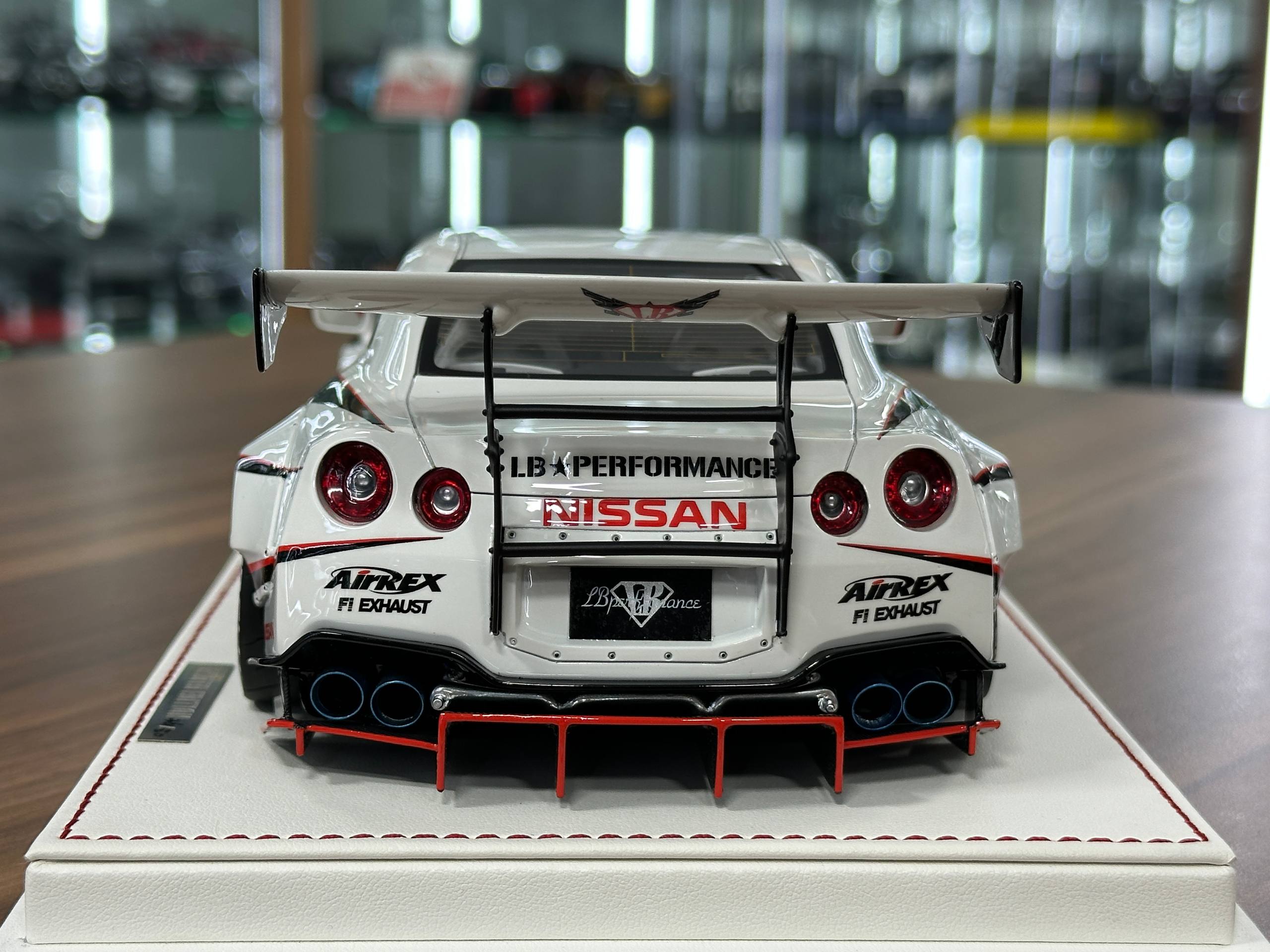 1/18 Nissan GT-R R35 LB Performance 2017 White/Red Onemodel Ltd.50