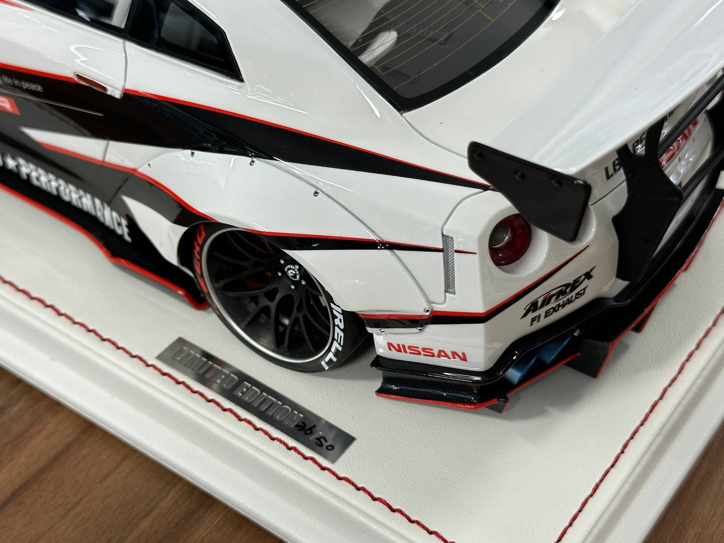 1/18 Resin Onemodel Nissan GT-R R35 LB Performance 2017 – White/Red (Limited to 50 pcs)