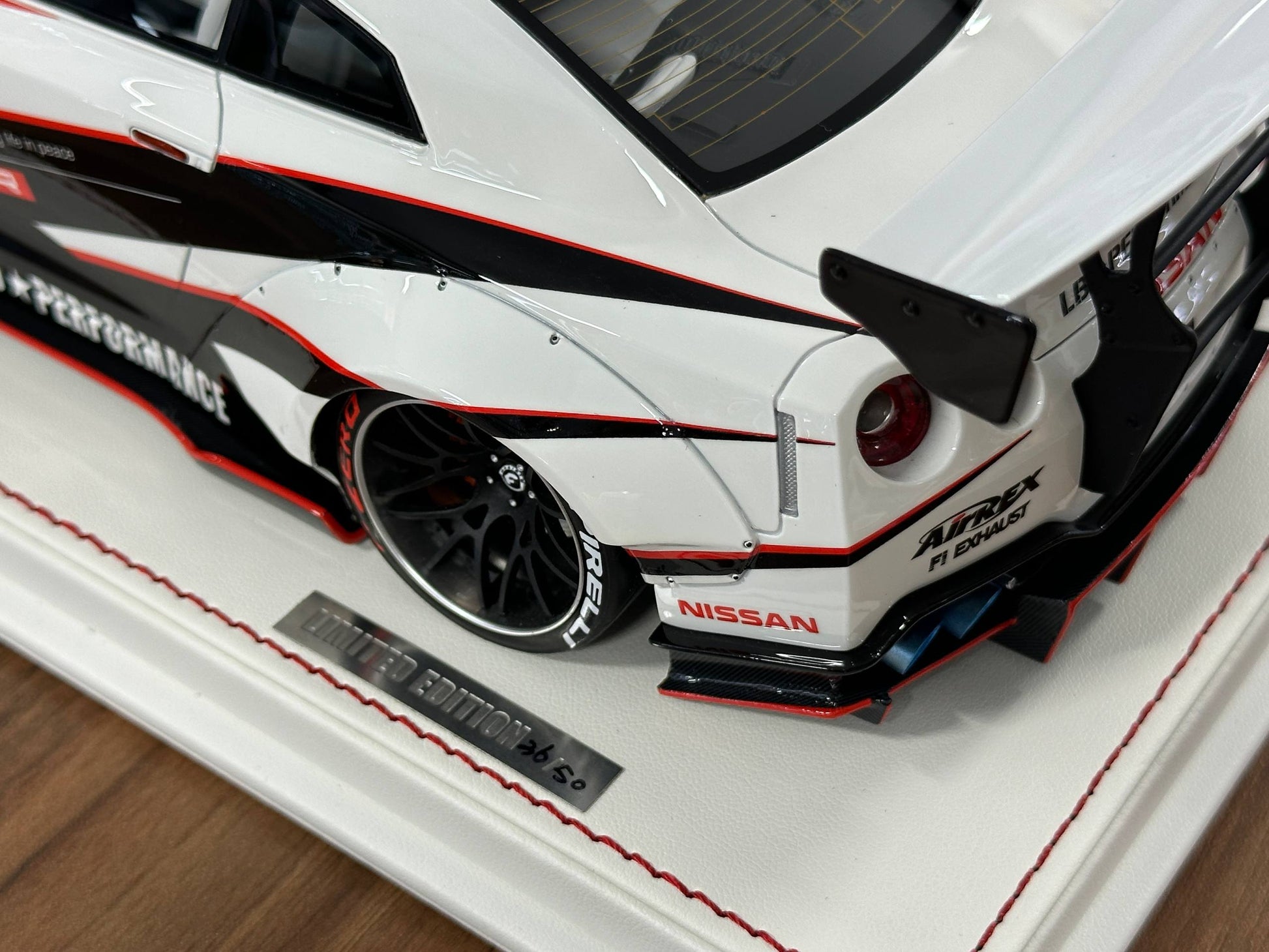1/18 Resin Onemodel Nissan GT-R R35 LB Performance 2017 – White/Red (Limited to 50 pcs)
