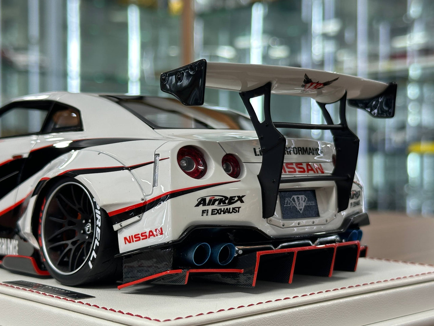 1/18 Resin Onemodel Nissan GT-R R35 LB Performance 2017 – White/Red (Limited to 50 pcs)