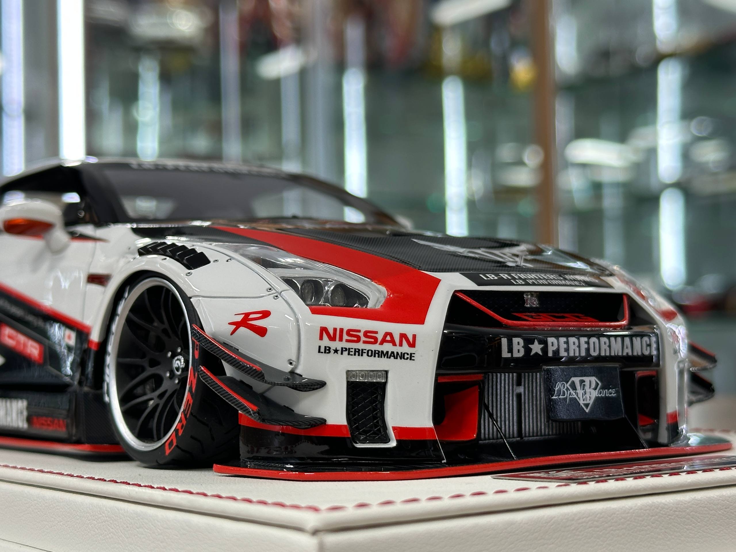 1/18 Nissan GT-R R35 LB Performance 2017 White/Red Onemodel Ltd.50