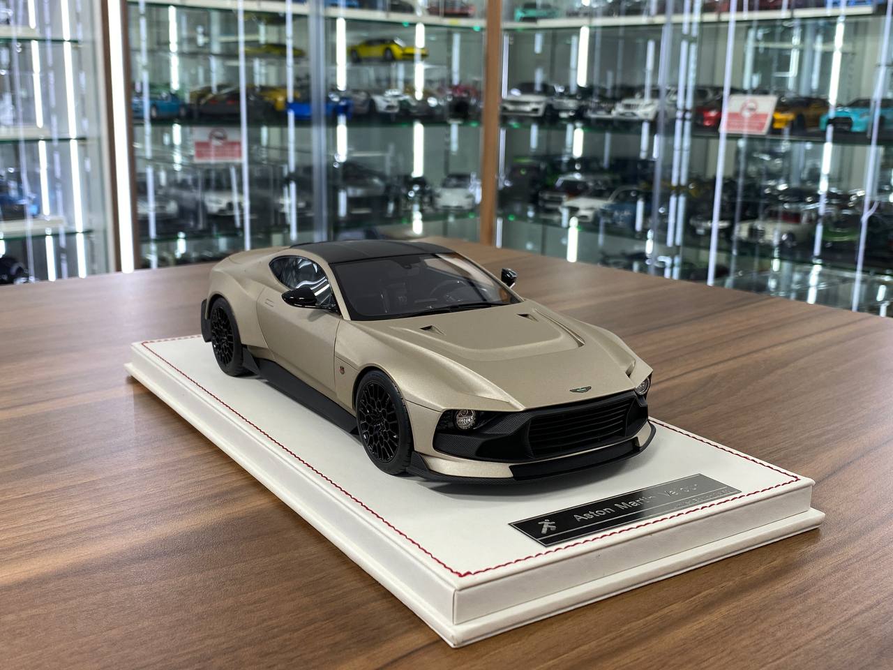 1/18 Resin Aston Martin Valour – Runner Verdant Jade - Limited 50 pcs