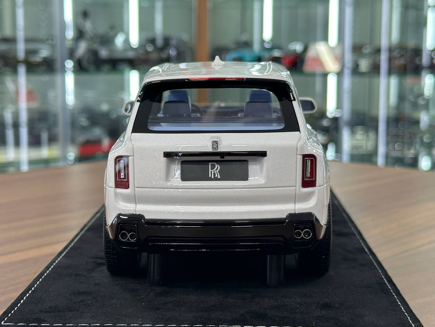 1/18 Resin Rolls-Royce Cullinan Series II – H&H (Cosmos White, Limited 20 pcs)