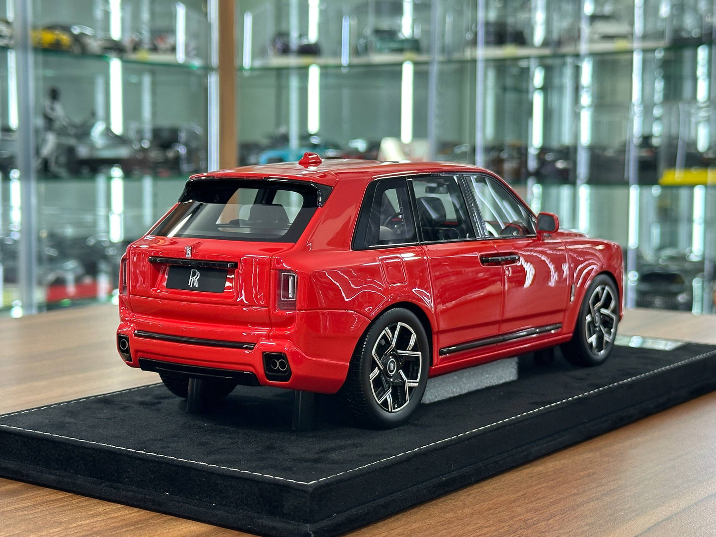 1/18 Resin Rolls-Royce Cullinan Series II Black Badge – H&H (Phoenix Red, Limited 30 pcs)