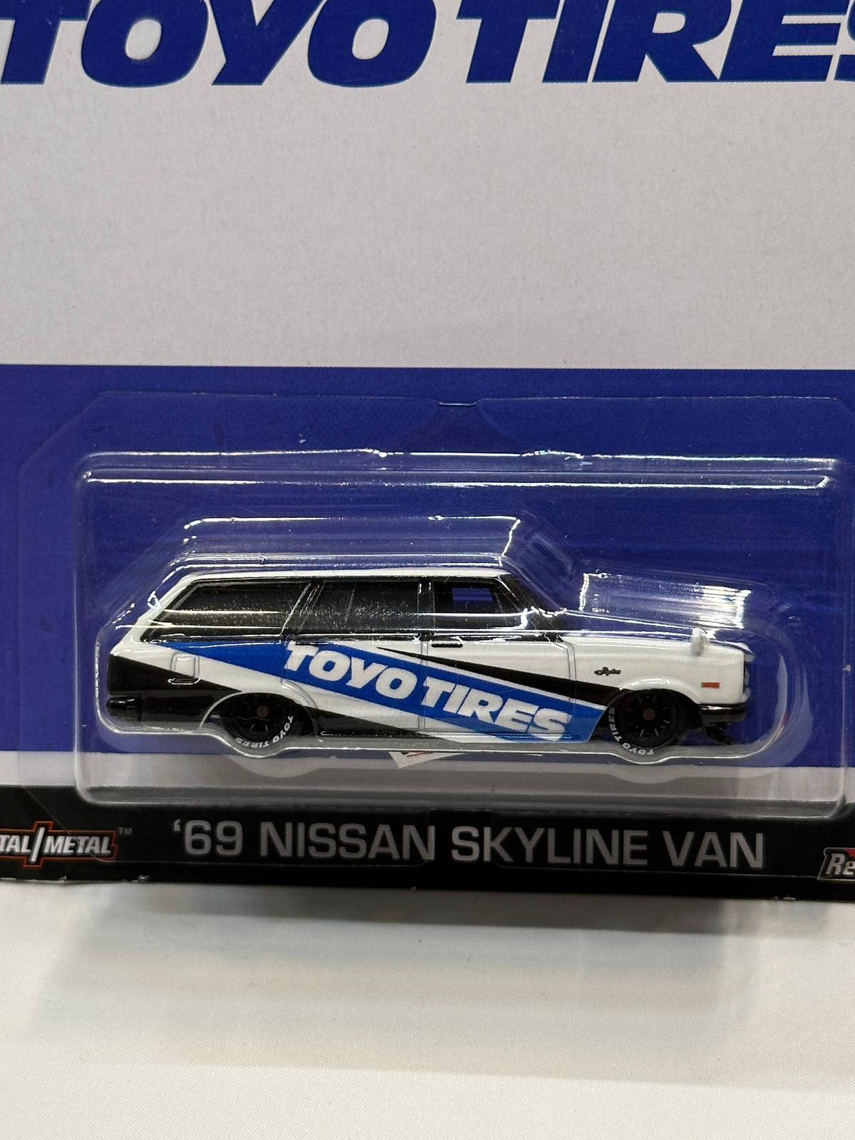 1/64 HotWheels 1969 Nissan Skyline Van