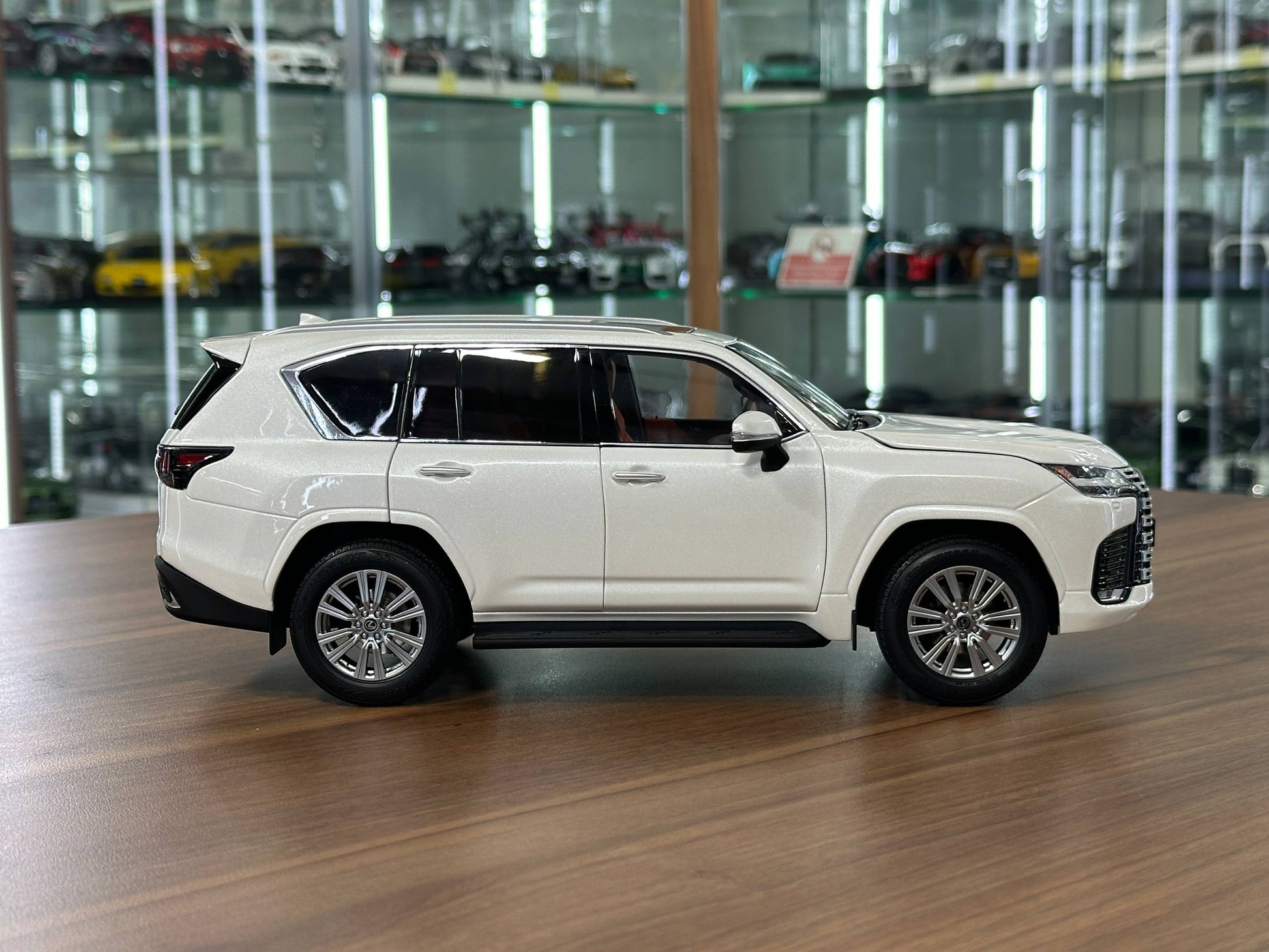 LCD Models Lexus LX 600 V6 (2024) – White (1:18 Diecast, Full Opening)