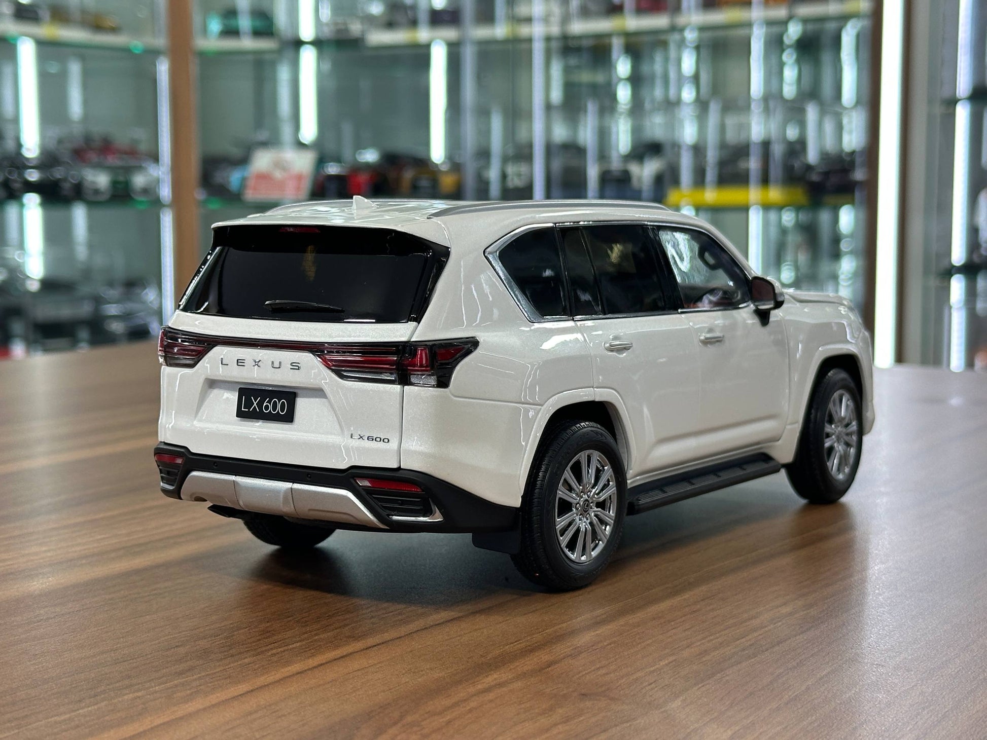 LCD Models Lexus LX 600 V6 (2024) – White (1:18 Diecast, Full Opening)