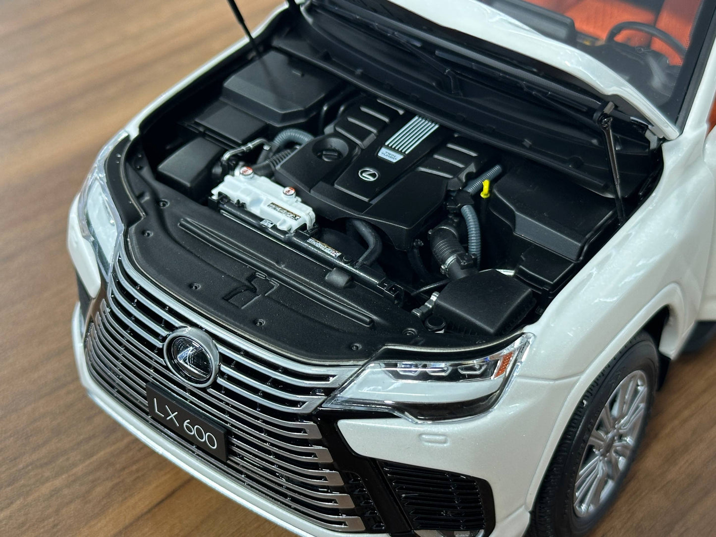 LCD Models Lexus LX 600 V6 (2024) – White (1:18 Diecast, Full Opening)