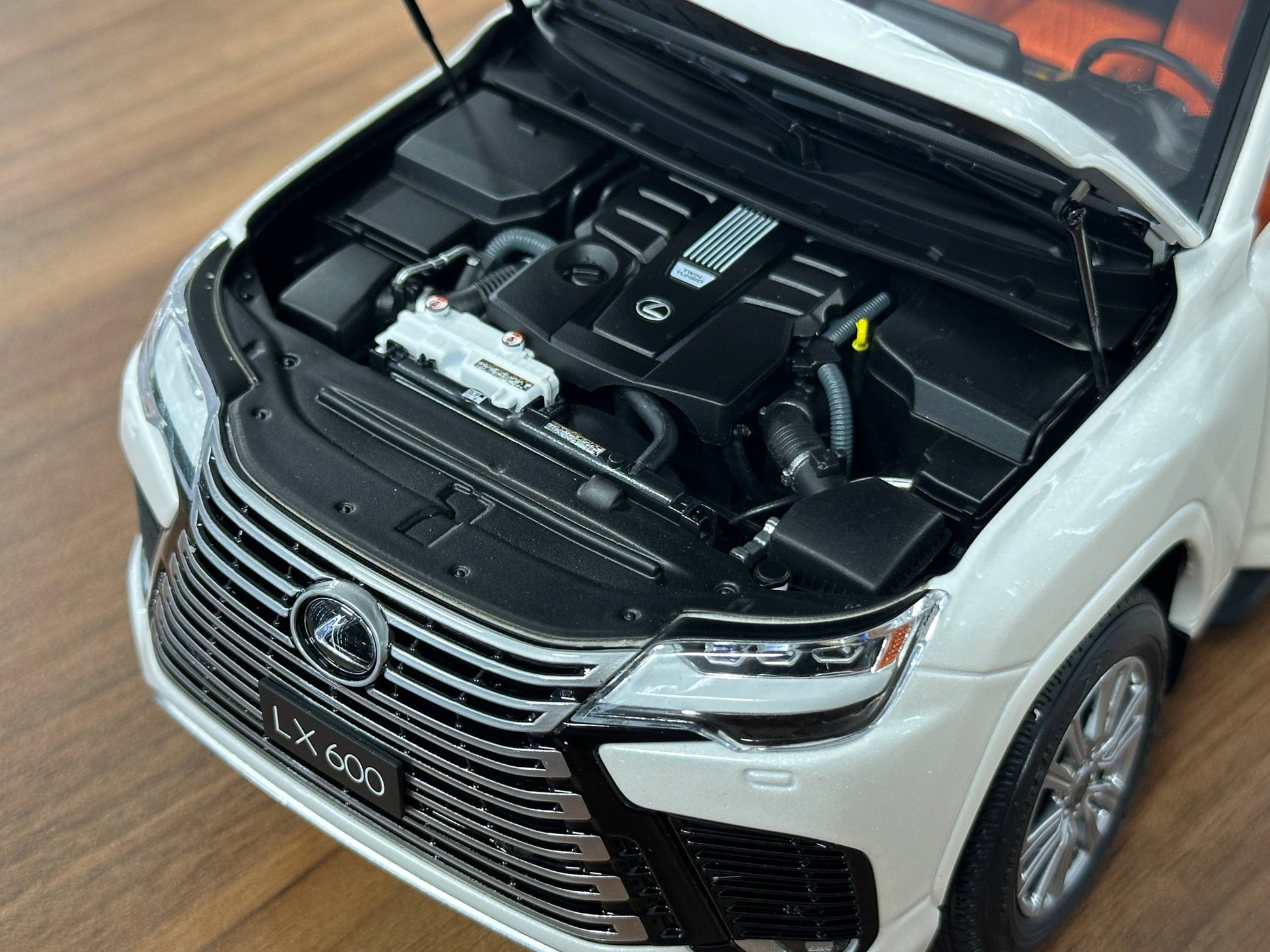 LCD Models Lexus LX 600 V6 (2024) – White (1:18 Diecast, Full Opening)