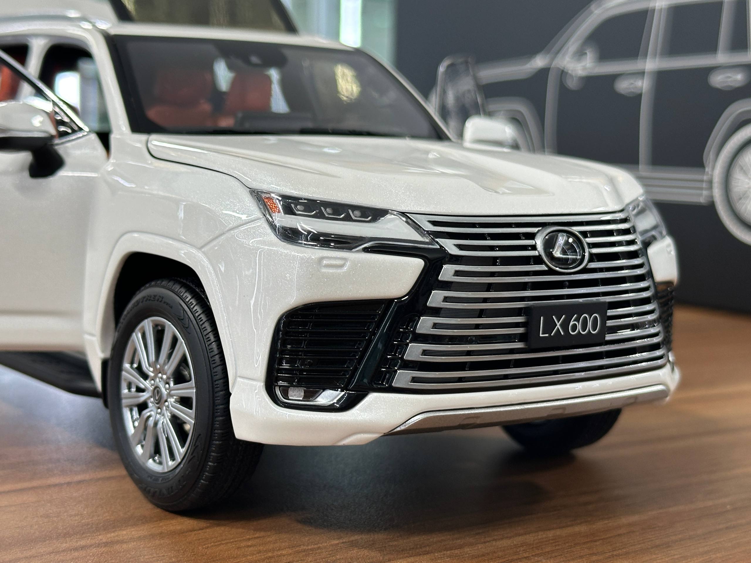 Lexus LX 600 V6 (2024) 1:18 Diecast Model – White – LCD Models