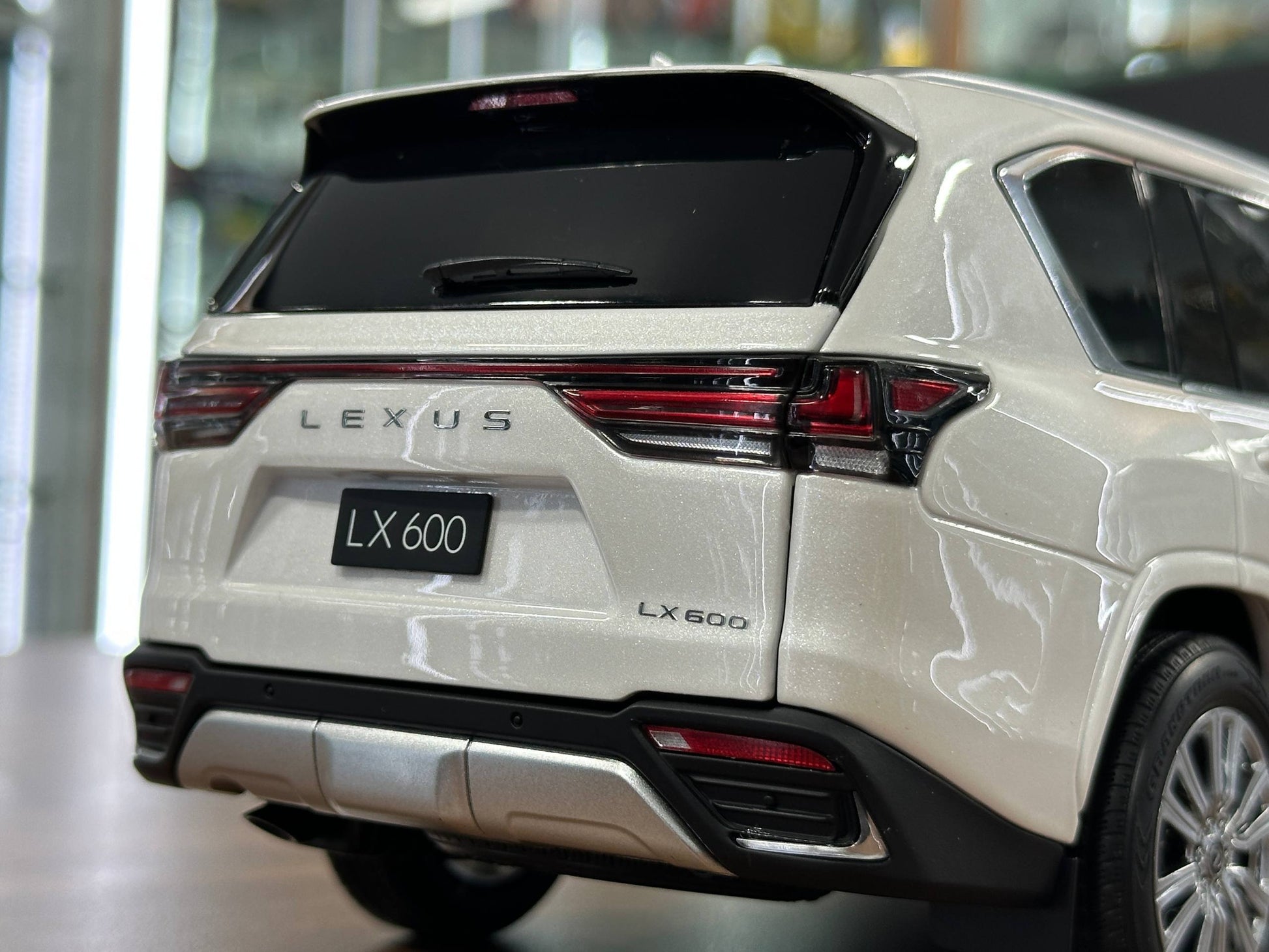 LCD Models Lexus LX 600 V6 (2024) – White (1:18 Diecast, Full Opening)