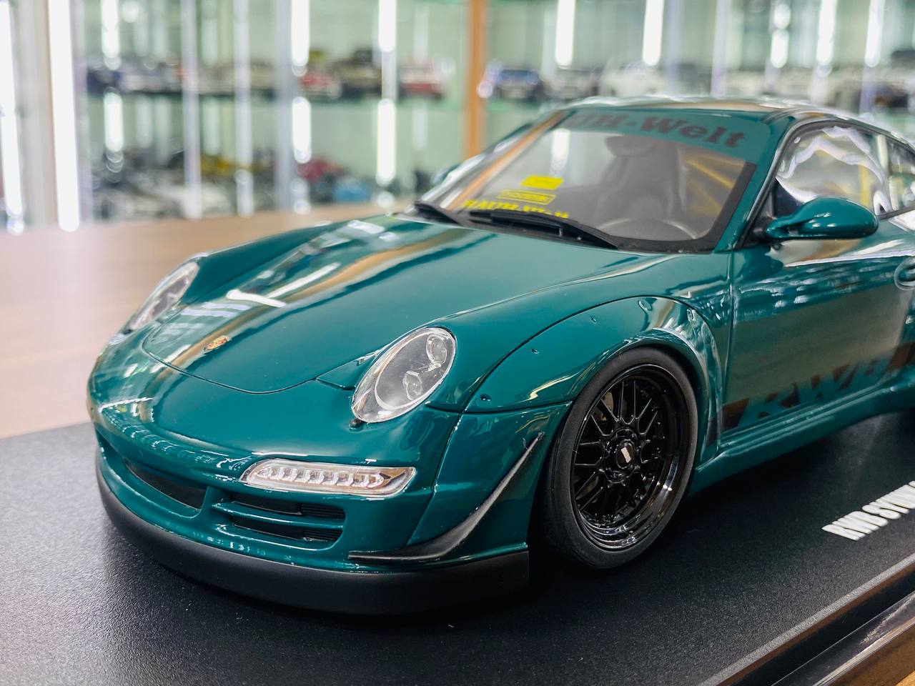 1/18 Resin GT Spirit Porsche RWB SYUNKASHUTO - Limited Edition