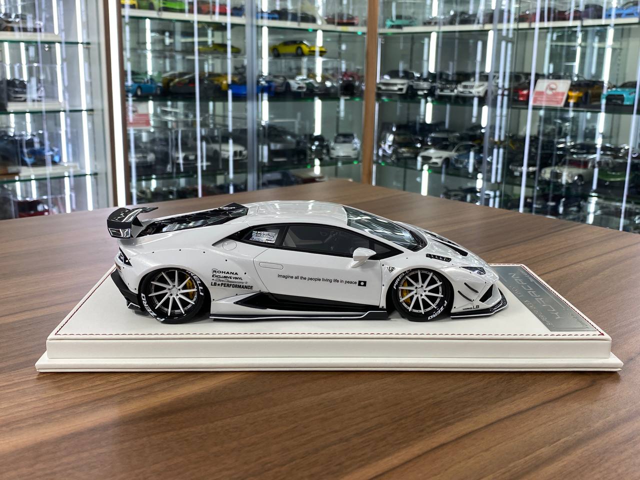 1/18 Resin Lamborghini Huracan Mansory LBWK by Davis & Giovanni in Pearl White