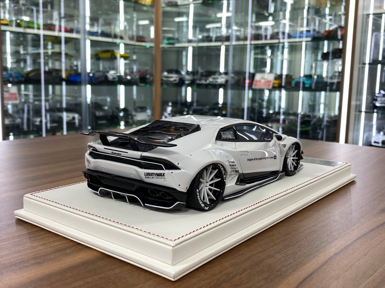1/18 Resin Lamborghini Huracan Mansory LBWK by Davis & Giovanni in Pearl White