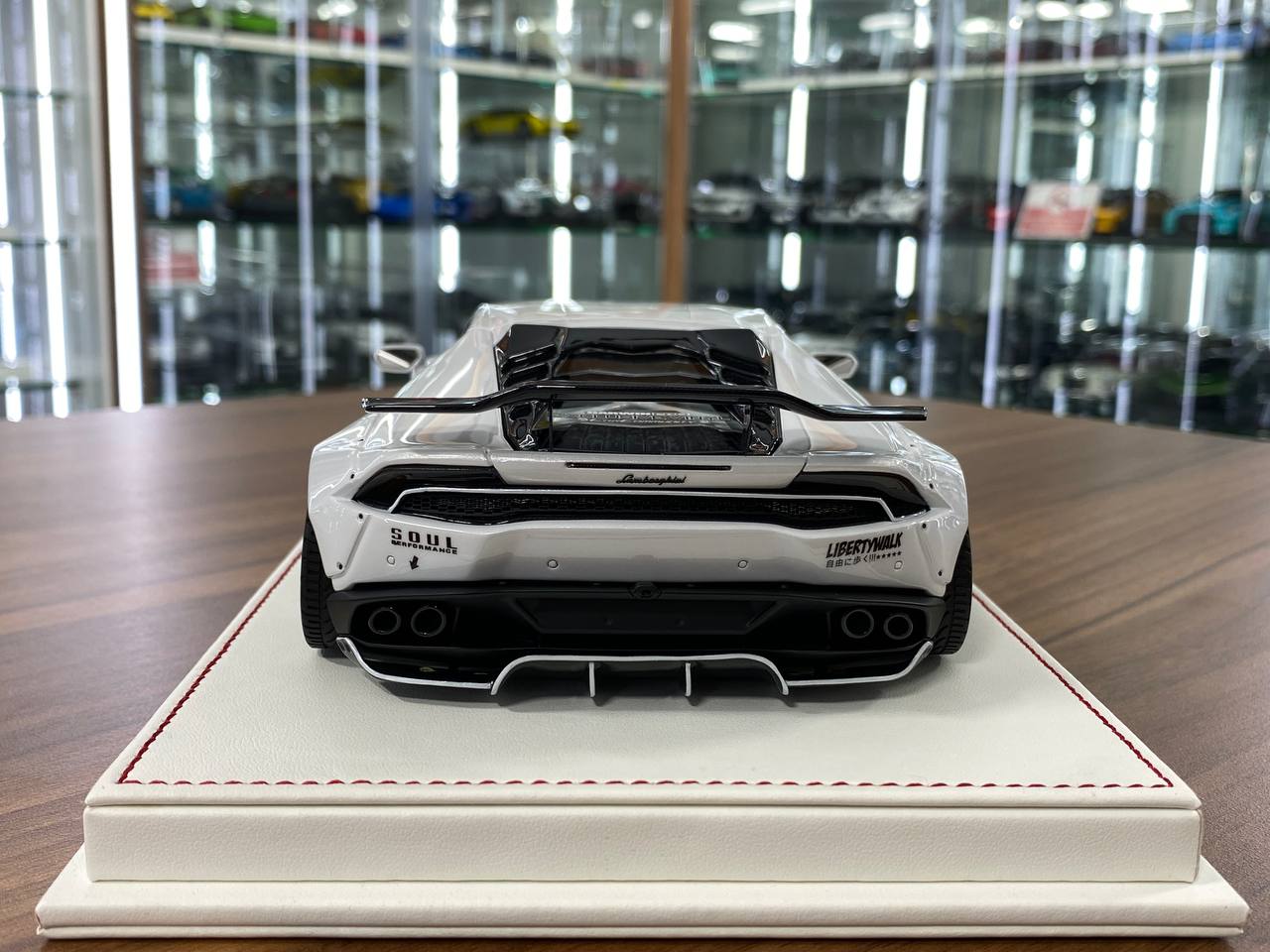 1/18 Resin Lamborghini Huracan Mansory LBWK by Davis & Giovanni in Pearl White