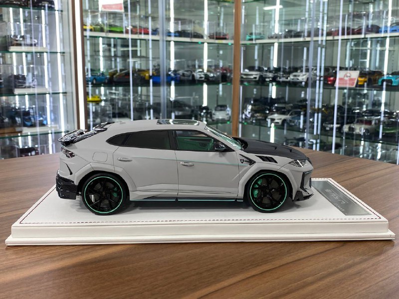 1/18 Resin Lamborghini Urus Mansory | Davis & Giovanni | Limited 1 of 1 | Matt Gray Tiffany
