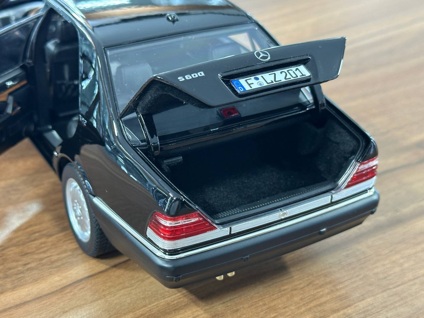 1/18 Diecast Mercedes-Benz S600 (W140, 1997) – Norev Dealer Edition (Obsidian Black)
