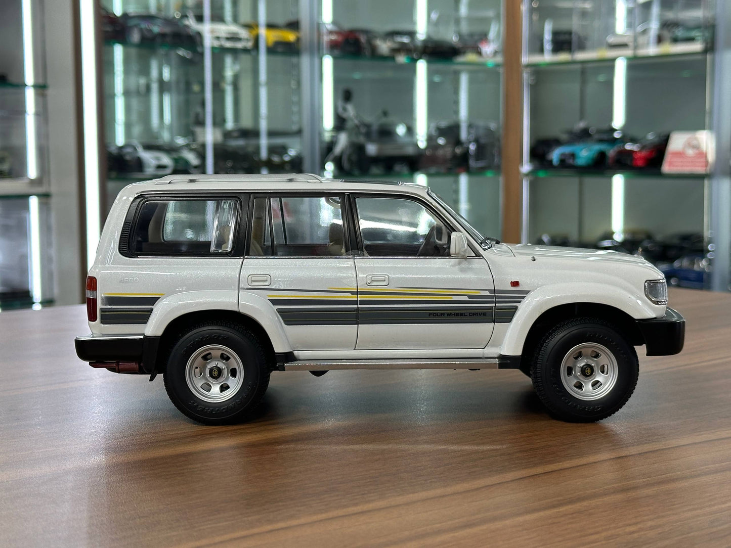 1:18 Diecast Toyota Land Cruiser 80 – KengFai (White, Full Opening)