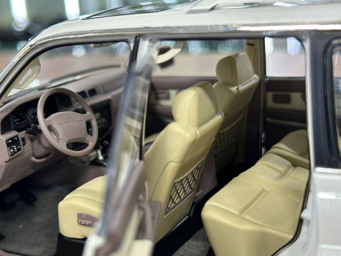 1:18 Diecast Toyota Land Cruiser 80 – KengFai (White, Full Opening)