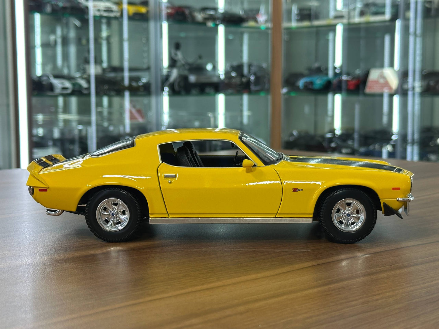 1/18 Diecast Maisto Chevrolet Camaro 1971 Yellow / black stripes