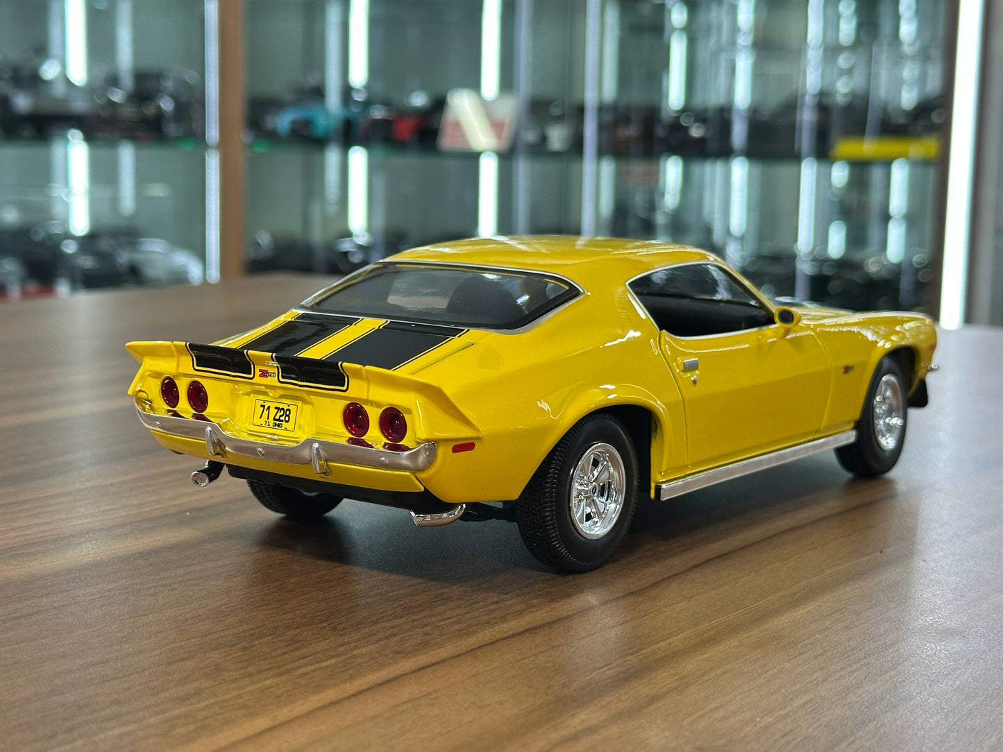 1/18 Diecast Maisto Chevrolet Camaro 1971 Yellow / black stripes