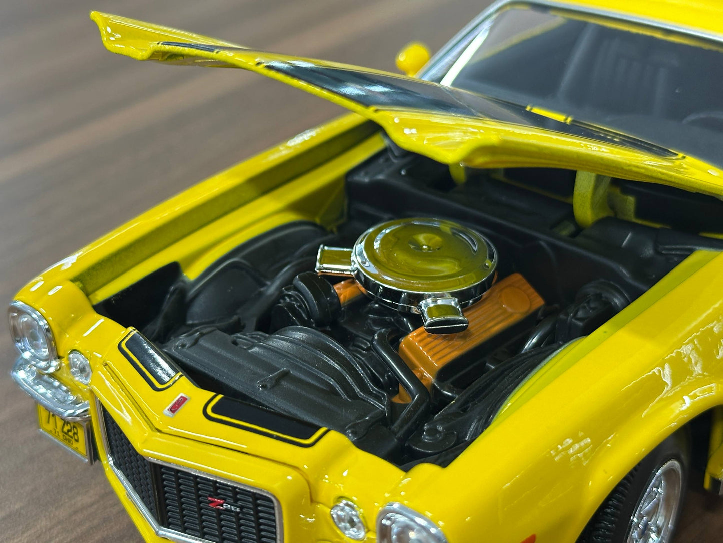 1/18 Diecast Maisto Chevrolet Camaro 1971 Yellow / black stripes