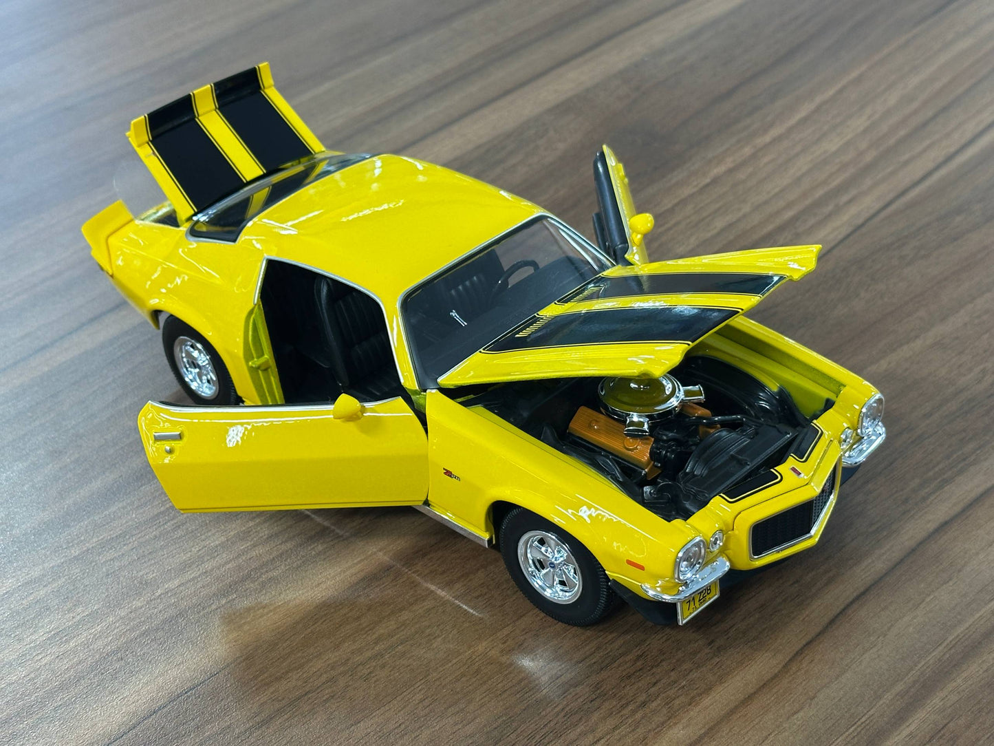 1/18 Diecast Maisto Chevrolet Camaro 1971 Yellow / black stripes