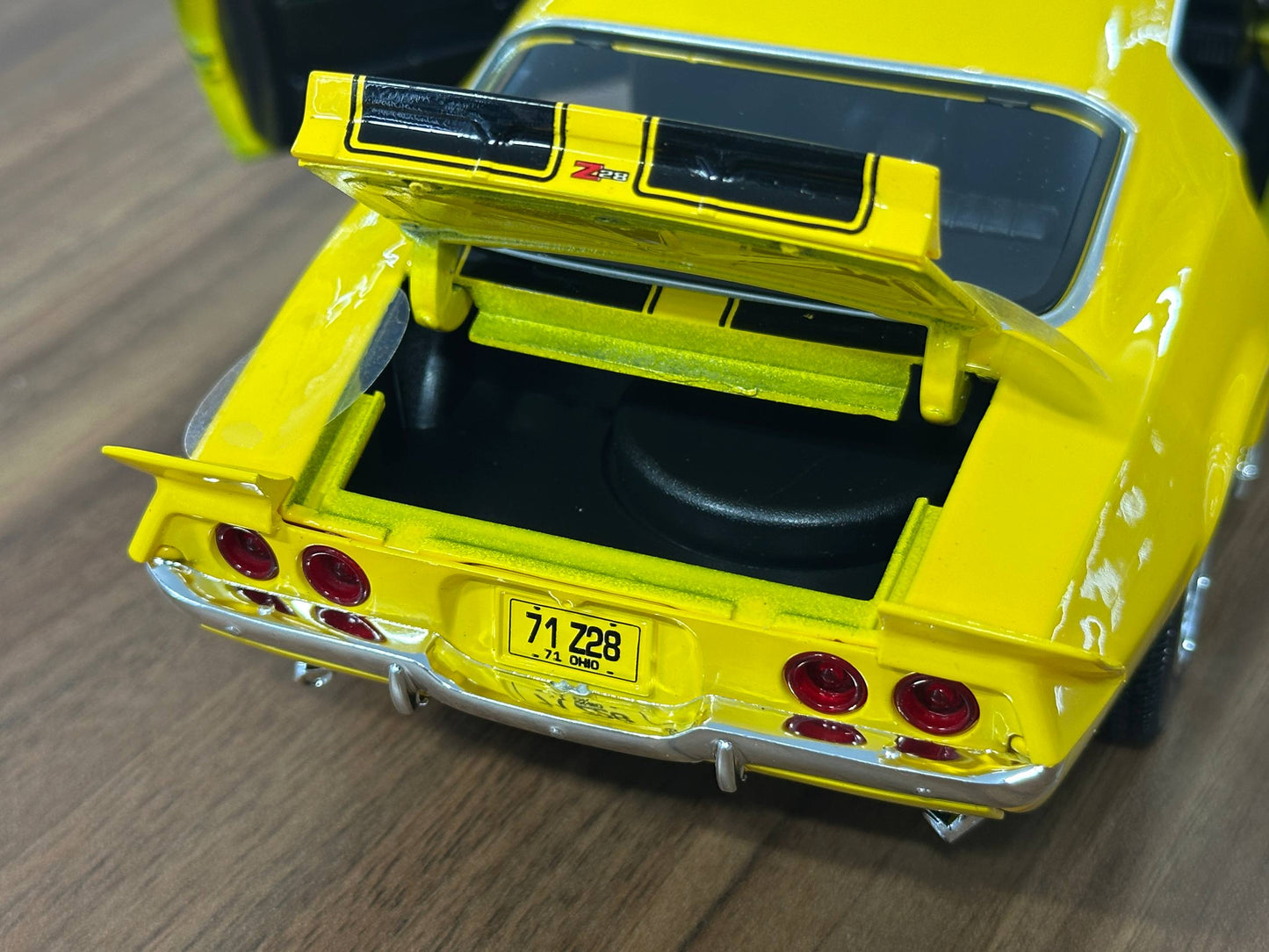 1/18 Diecast Maisto Chevrolet Camaro 1971 Yellow / black stripes