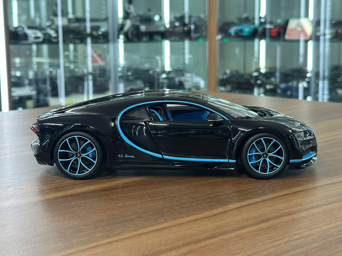 1/18 Diecast Bburago Chiron Zero 400 Zero in Black & Blue Wheels