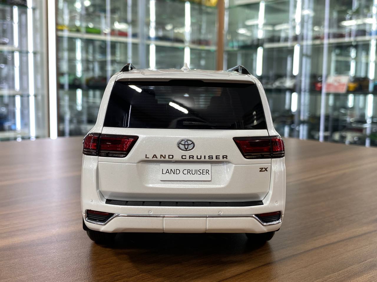 1/18 Diecast Toyota Land Cruiser LC300 ZX by LCD in White |Full Opening