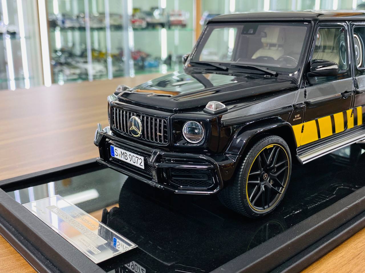 1/18 Resin Motor Helix Mercedes-Benz AMG G-63 (2019) in Black with Yellow/Grey Stripes - Limited Edition