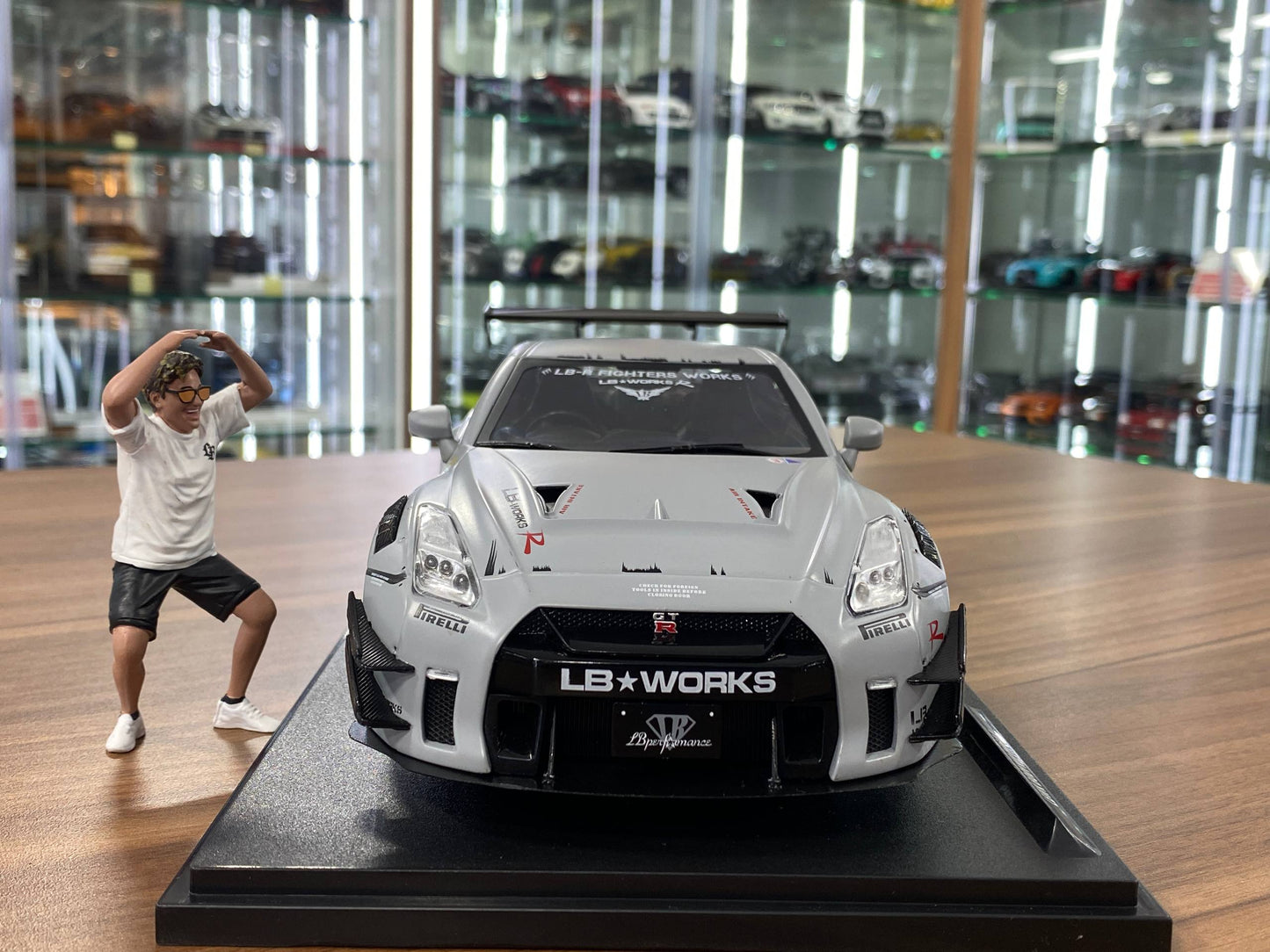 Solido Nissan GT-R R35 LBWK Body Kit with Figure – Grey (1:18 Diecast, Doors Opening)