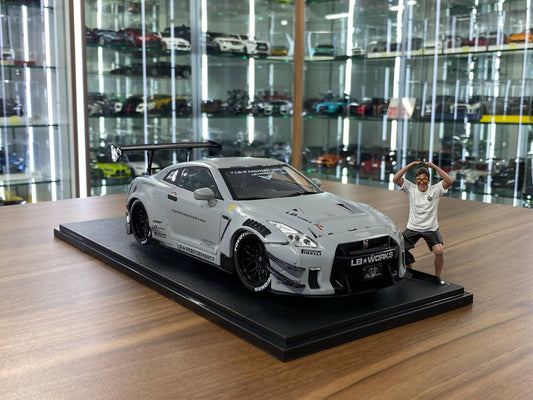 Solido Nissan GT-R R35 LBWK Body Kit with Figure – Grey (1:18 Diecast, Doors Opening)
