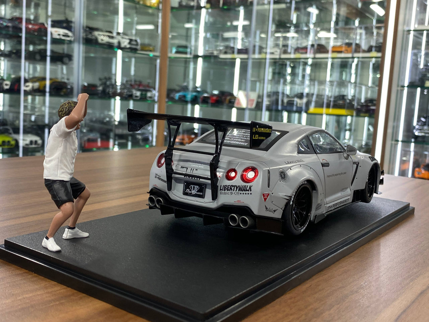 Solido Nissan GT-R R35 LBWK Body Kit with Figure – Grey (1:18 Diecast, Doors Opening)
