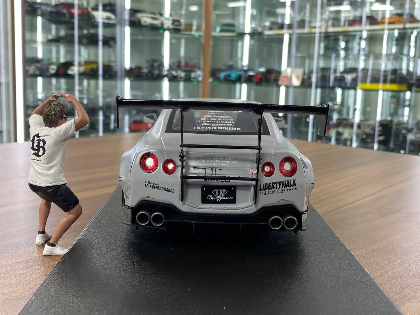 Solido Nissan GT-R R35 LBWK Body Kit with Figure – Grey (1:18 Diecast, Doors Opening)