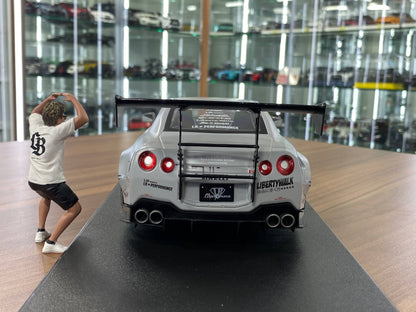 Solido Nissan GT-R R35 LBWK Body Kit with Figure – Grey (1:18 Diecast, Doors Opening)