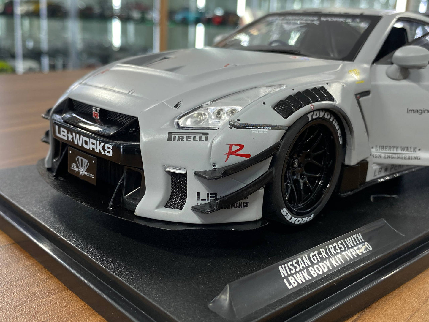 Solido Nissan GT-R R35 LBWK Body Kit with Figure – Grey (1:18 Diecast, Doors Opening)