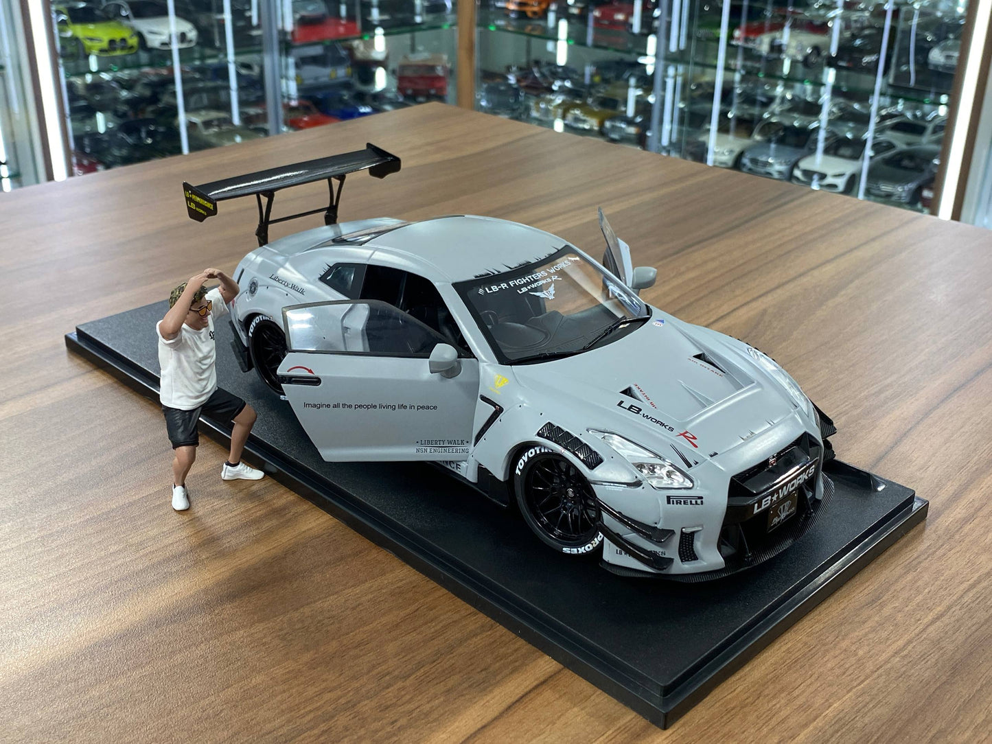 Solido Nissan GT-R R35 LBWK Body Kit with Figure – Grey (1:18 Diecast, Doors Opening)