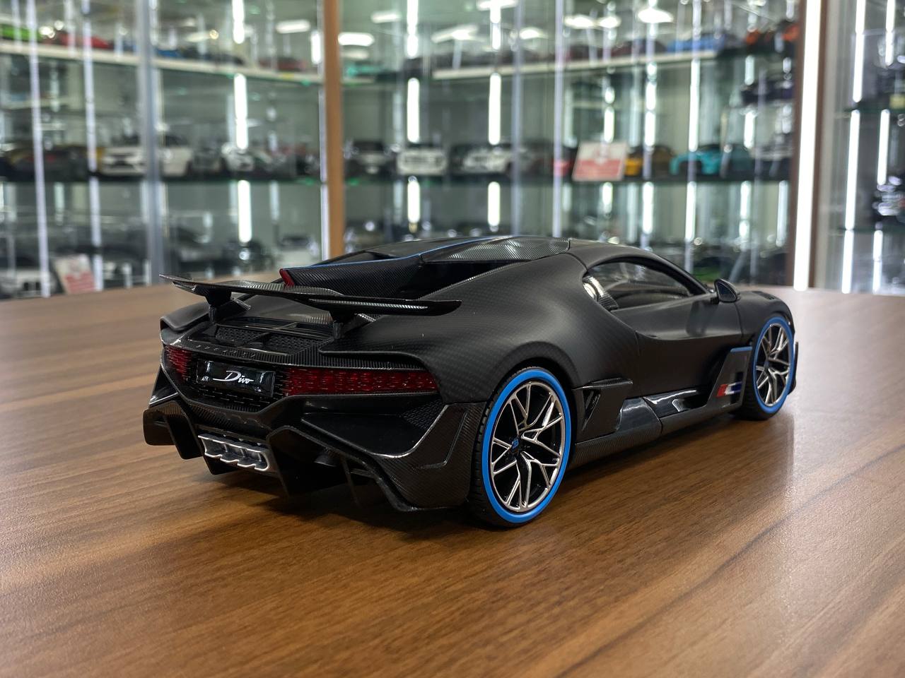 1/18 Metal Diecast Bburago Bugatti Divo Matt Carbon Fiber - Full Opening