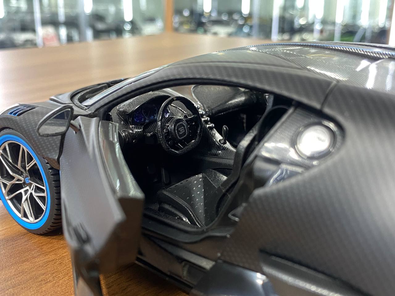 1/18 Metal Diecast Bburago Bugatti Divo Matt Carbon Fiber - Full Opening