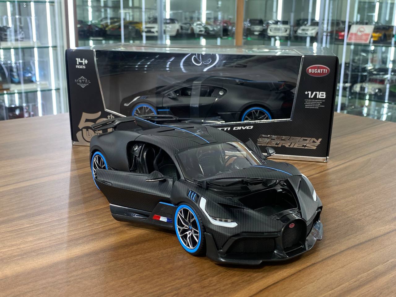 1/18 Metal Diecast Bburago Bugatti Divo Matt Carbon Fiber - Full Opening